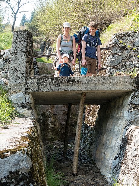 Hält die Brücke oder nicht? Zustieg zum Klettergebiet Ronzo Hält die Brücke oder nicht? Zustieg zum Klettergebiet Ronzo
