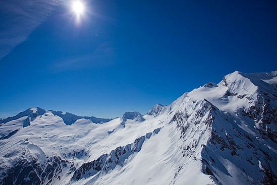 Bestes Wetter und frisch angeschneiter Möseler (links)