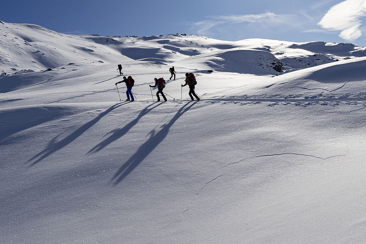 Auf der Rampe zum Pfundsjoch gibt es dauernd Setzungsgeräusche mit Rissen in der Schneedecke