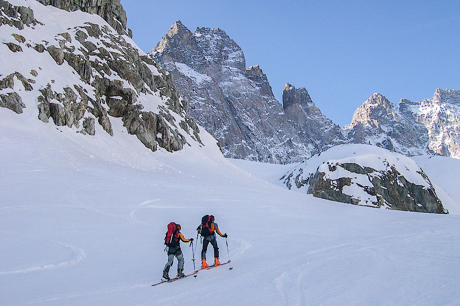 Aufstieg zum Glacier Noir - im Hintergrund die Nordwände von Pic Sans Nome und Ailefroid 