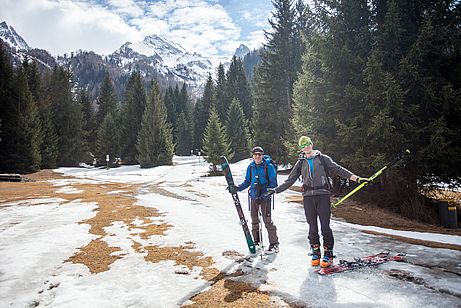 Ende Gelände - kurz vor St. Jakob schnallen wir endgültig die Ski ab, hinten die Felbespitze. Ende Gelände - kurz vor St. Jakob schnallen wir endgültig die Ski ab, hinten die Felbespitze.