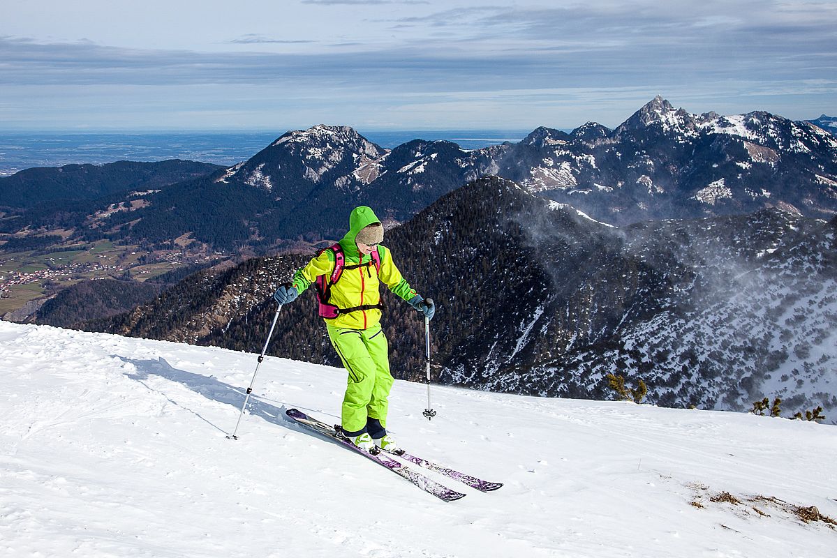 Windig wars am Sattel zwischen Benzing und Jägerkamp mit frühlingshaftem Ausblick zum Breitenstein