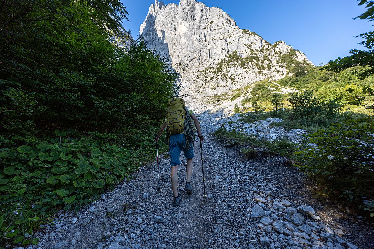 Zustieg in die Steinerne Rinne, der Abkürzer ist bereits in der Sonne
