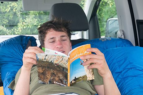 Kletterführerstudium vor dem Klettern. Auch Spitzenkletterer wie Roland Hemetzberger schauen sich die Alb mal an - der Best of Kletterführer vom Panicoverlag gibt einen schnellen Überblick über dies lohnendsten Gebiete