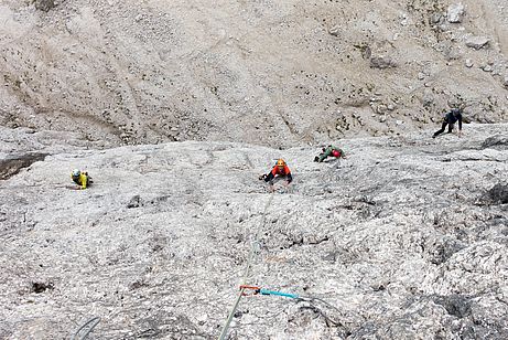 Blick nach unten auf die wild umherirrenden Seilschaften. Blick nach unten auf die wild umherirrenden Seilschaften.