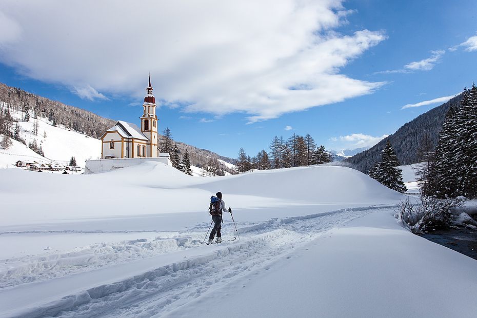 Zehn Minuten Fußmarsch entlang des Winterwanderwegs zum Eingang des Fradertales. Zehn Minuten Fußmarsch entlang des Winterwanderwegs zum Eingang des Fradertales.