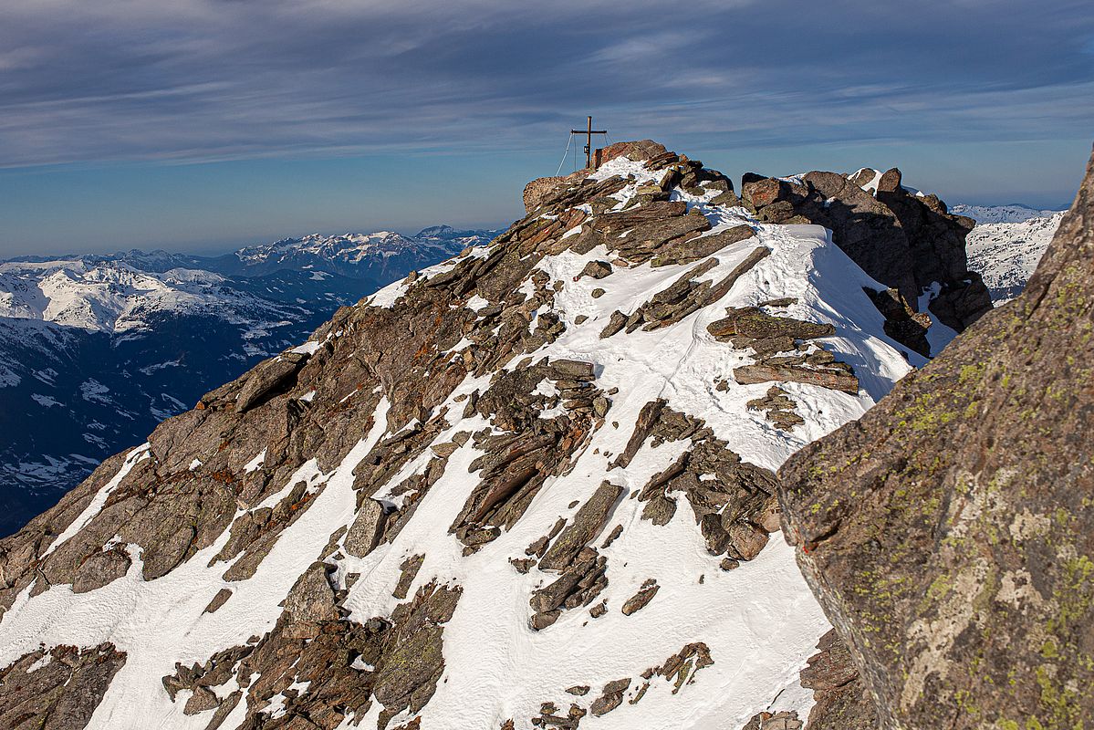 Blick vom Südgipfel zum Gipfelkreuz