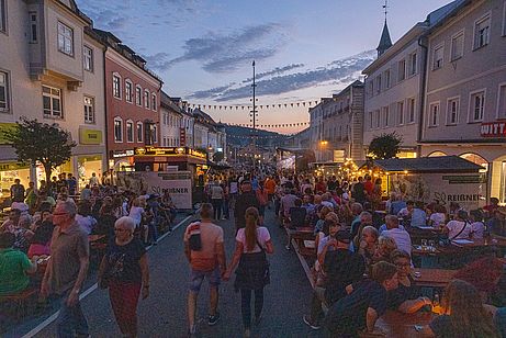 Partystimmung am Abend auf der Zwieseler Glasnacht Partystimmung am Abend auf der Zwieseler Glasnacht