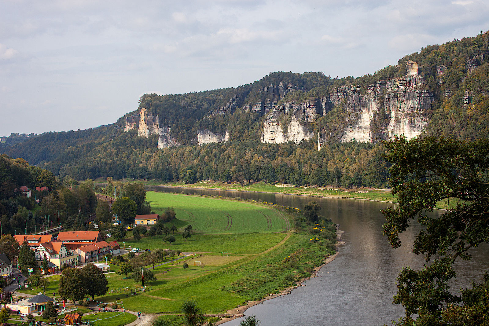 Toller Ausblick auf die Elbe - an den Massivwänden ist das Klettern nicht erlaubt Toller Ausblick auf die Elbe - an den Massivwänden ist das Klettern nicht erlaubt