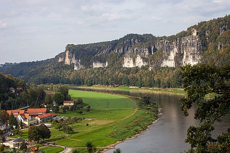 Toller Ausblick auf die Elbe - an den Massivwänden ist das Klettern nicht erlaubt Toller Ausblick auf die Elbe - an den Massivwänden ist das Klettern nicht erlaubt