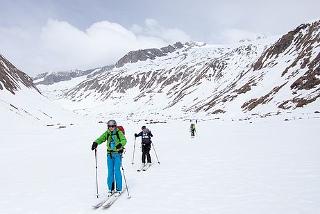 Schiebestrecke zurück zur Hütte nach der Direktabfahrt vom Großvenediger ins Dorfertal. Schiebestrecke zurück zur Hütte nach der Direktabfahrt vom Großvenediger ins Dorfertal.