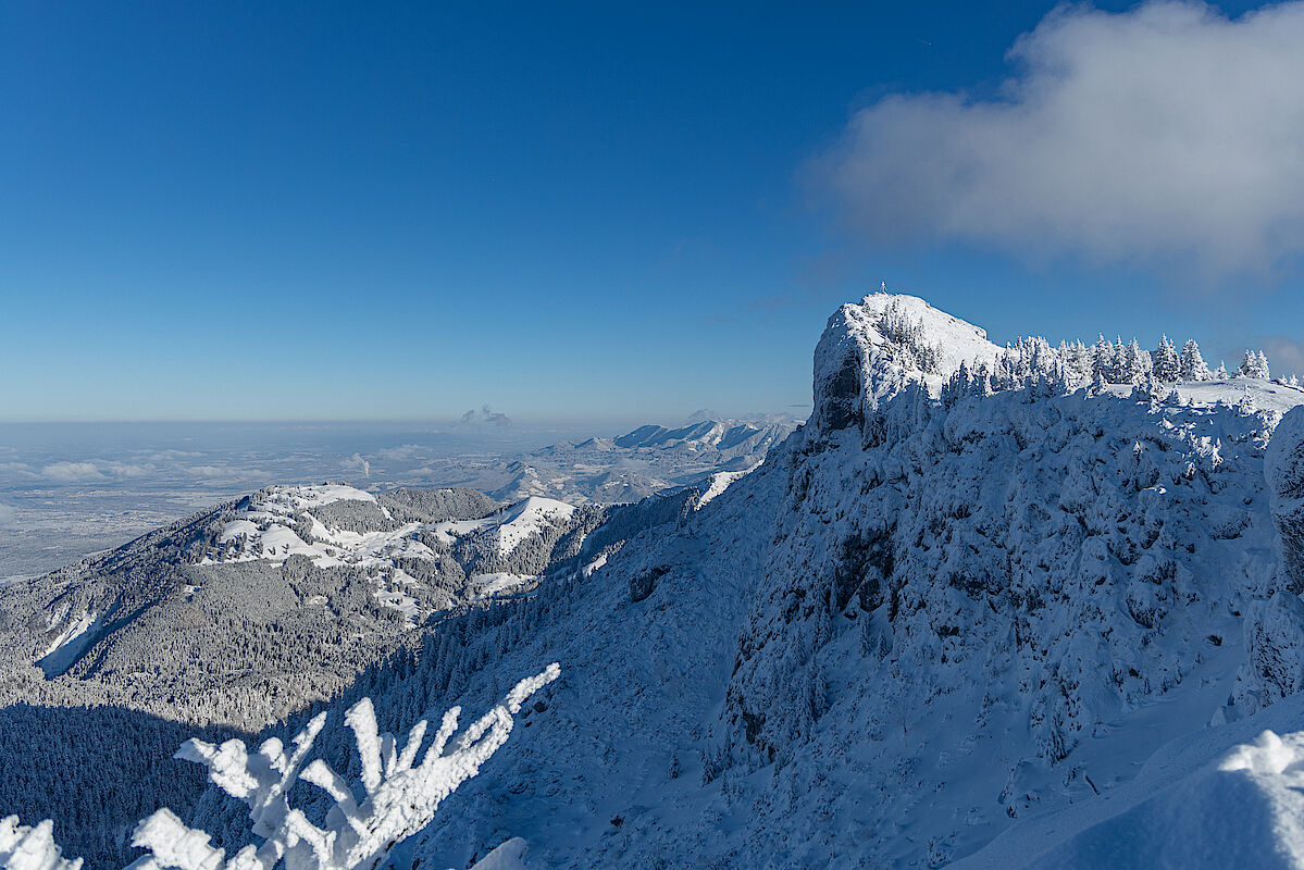 Blick zum Ostgipfel und ins tief verschneite Alpenvorland