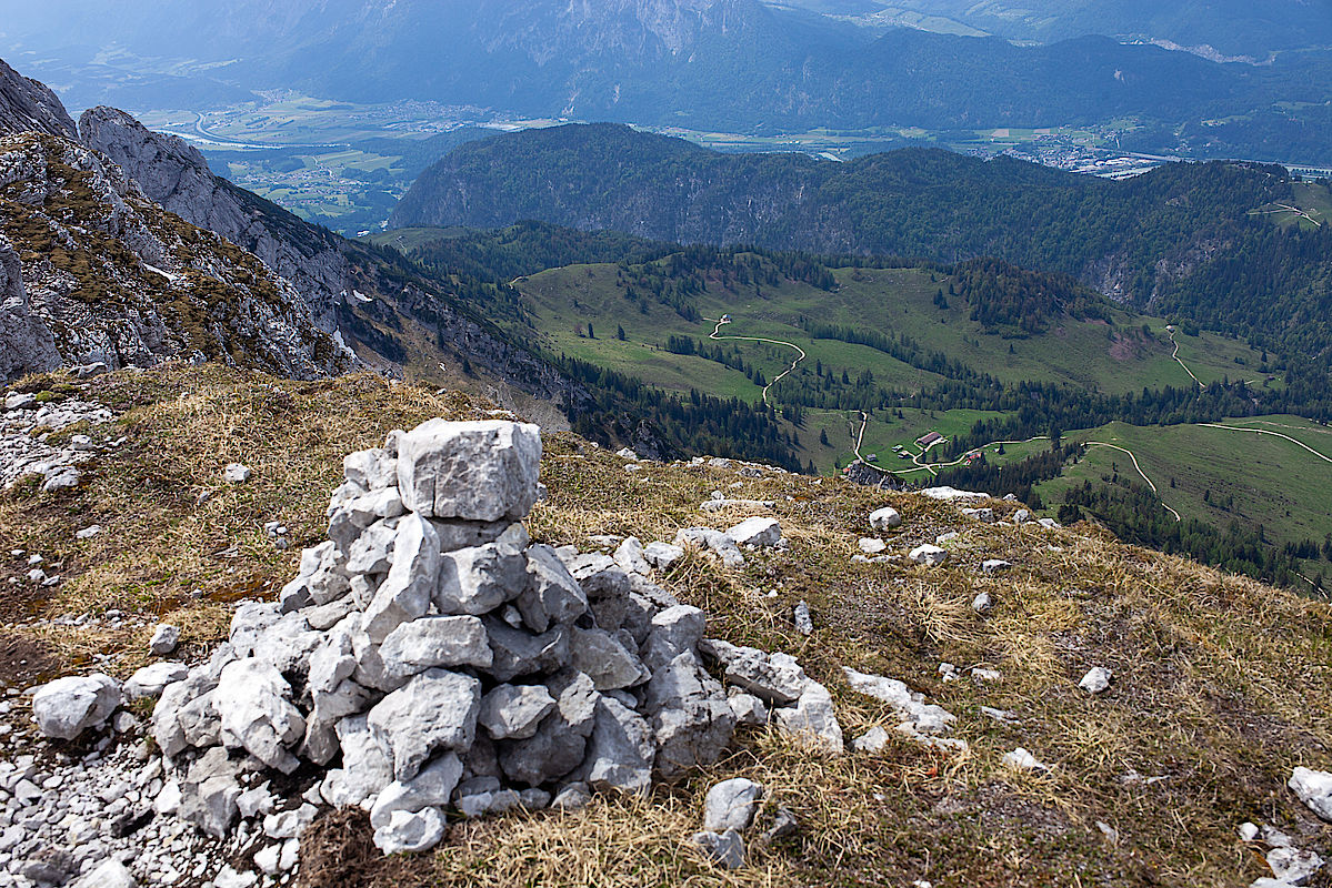 Am Östlichen Hackenkopf hat man einen schönen Tiefblick auf die Steinbergalm