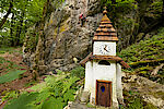 Miniaturkirche des Zwergerlwegs vor der Bunten Wand - einem der Sektoren des Monkey Heaven