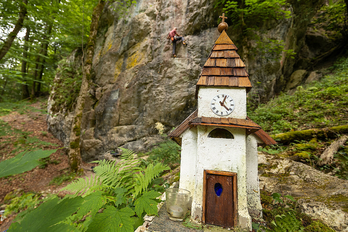 Miniaturkirche des Zwergerlwegs vor der Bunten Wand - einem der Sektoren des Monkey Heaven