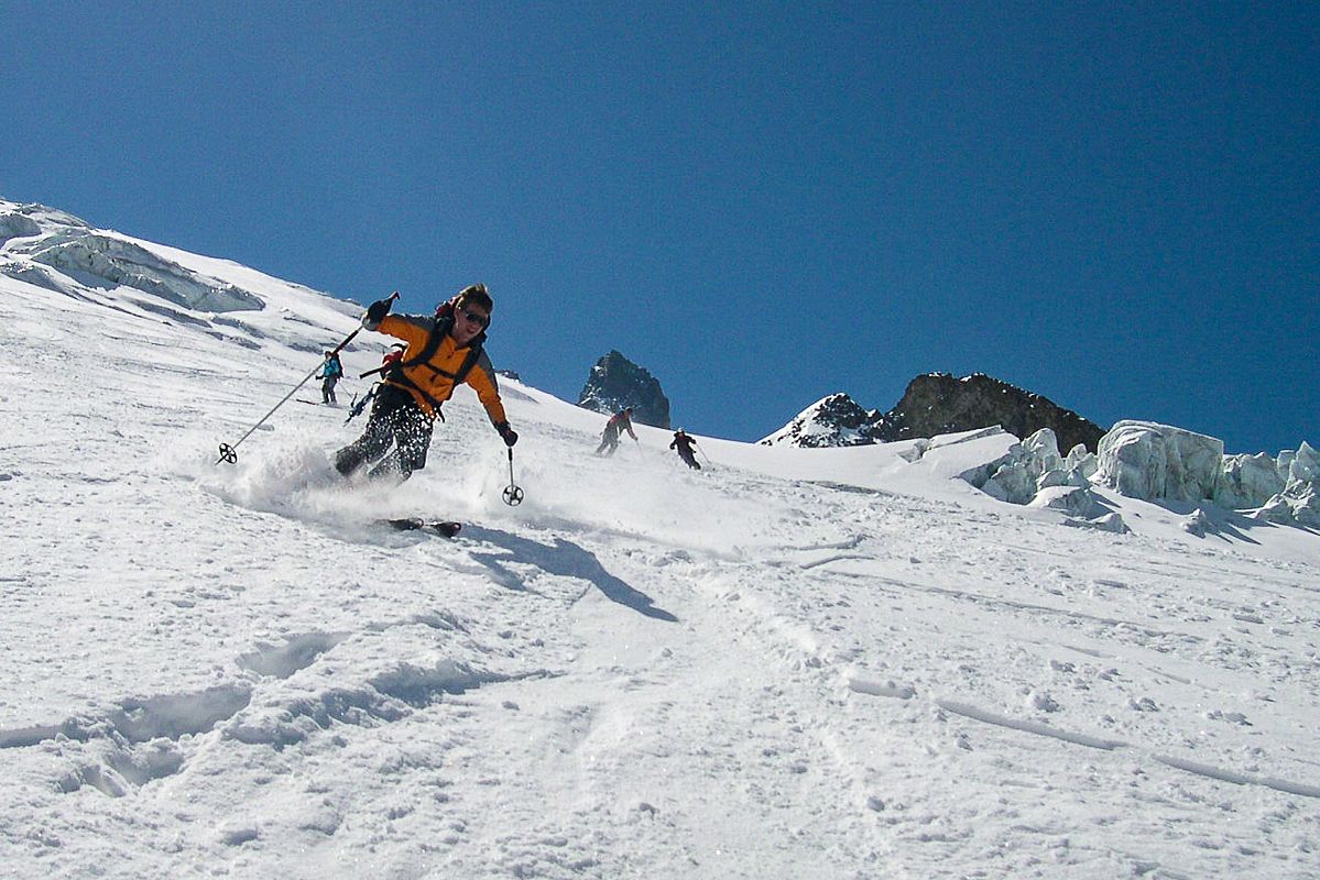 Gewaltige 2000 Höhenmeter Abfahrt über den allerdings recht spaltigen Gletscher 