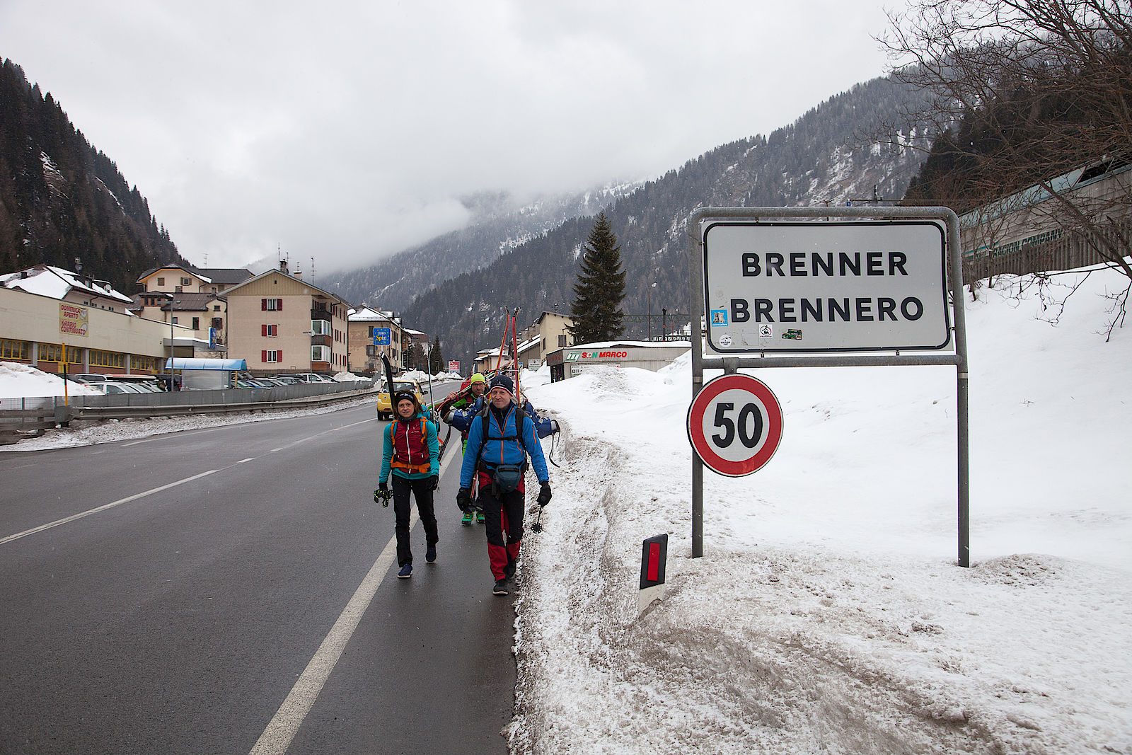 Los gehts - Wanderung entlang der Brenner-Bundesstraße.