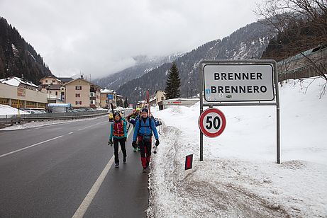 Los gehts - Wanderung entlang der Brenner-Bundesstraße. Los gehts - Wanderung entlang der Brenner-Bundesstraße.
