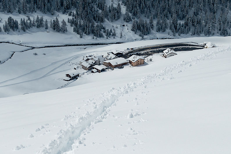 Spuren im Stollschnee oberhalb von Melag