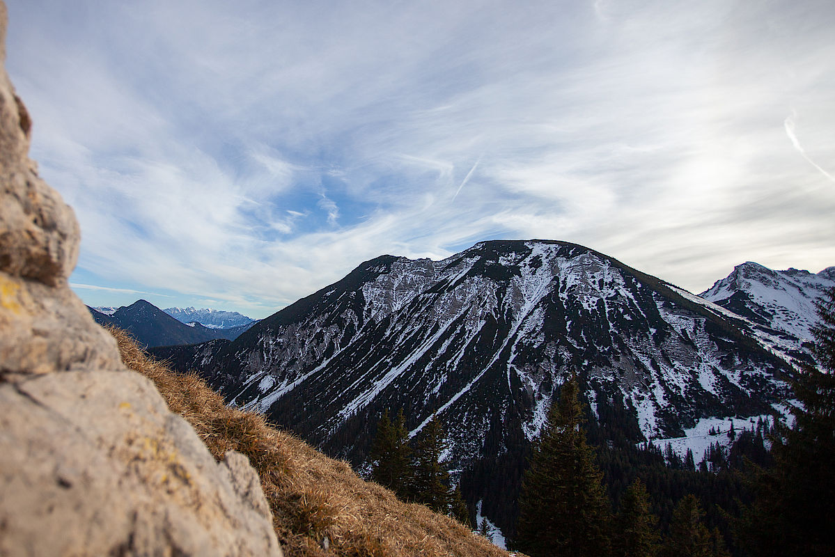 Blick vom Aufstieg zur Aiplspitze in Richtung Hochmiesing und Wilder Kaiser