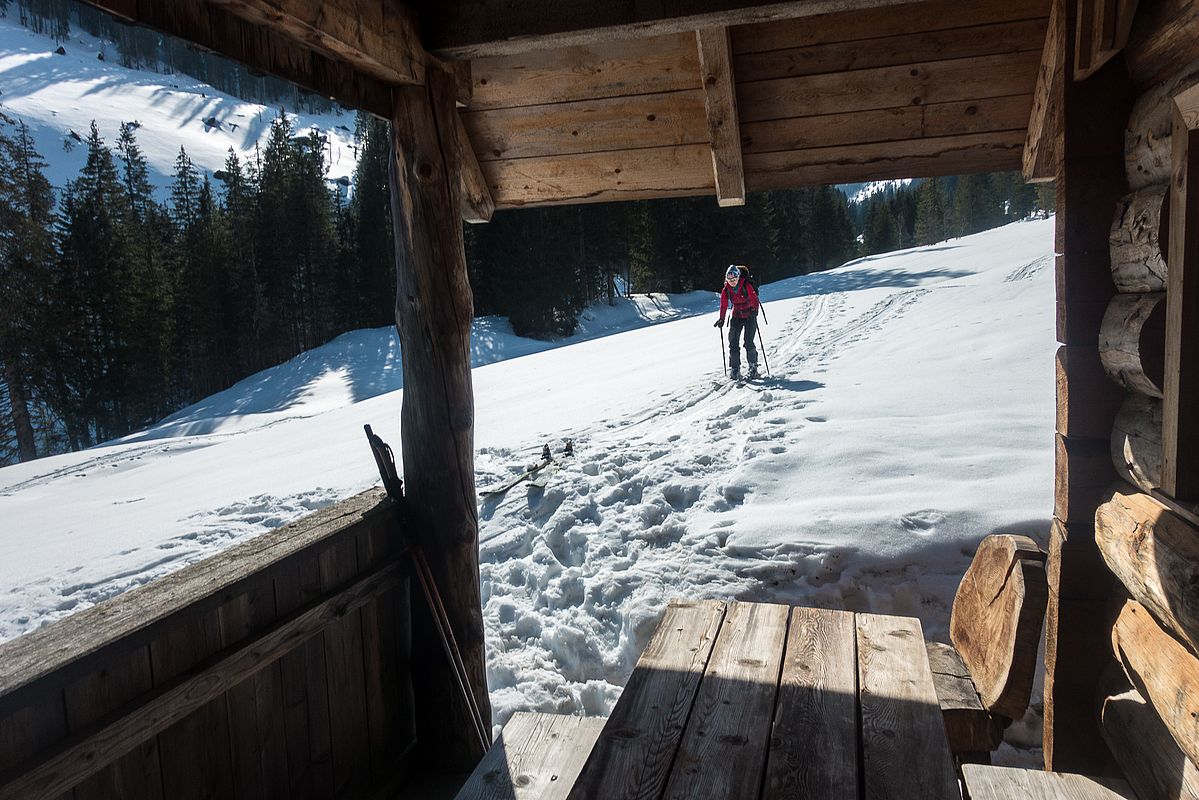 In den flachen Talböden muss man im sulzigen Schnee auch mal kräftig schieben
