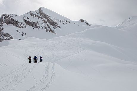 Schöner Pulverschnee im oberen Teil bei der Abfahrt von der Hohen Kreuzspitze Schöner Pulverschnee im oberen Teil bei der Abfahrt von der Hohen Kreuzspitze