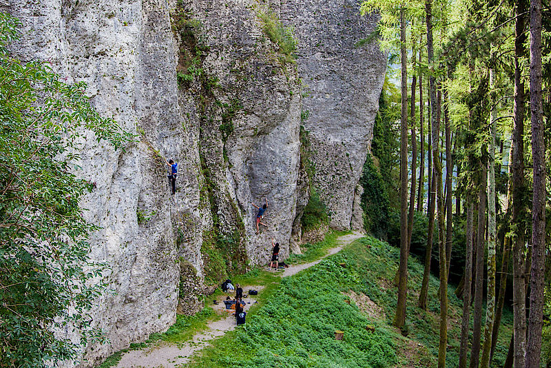 Bequemer Wandfuß im Klettergebiet Promeghin in San Lorenzo di Banale