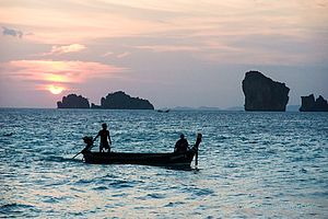 Longtailboot in der Bucht von Tonsai