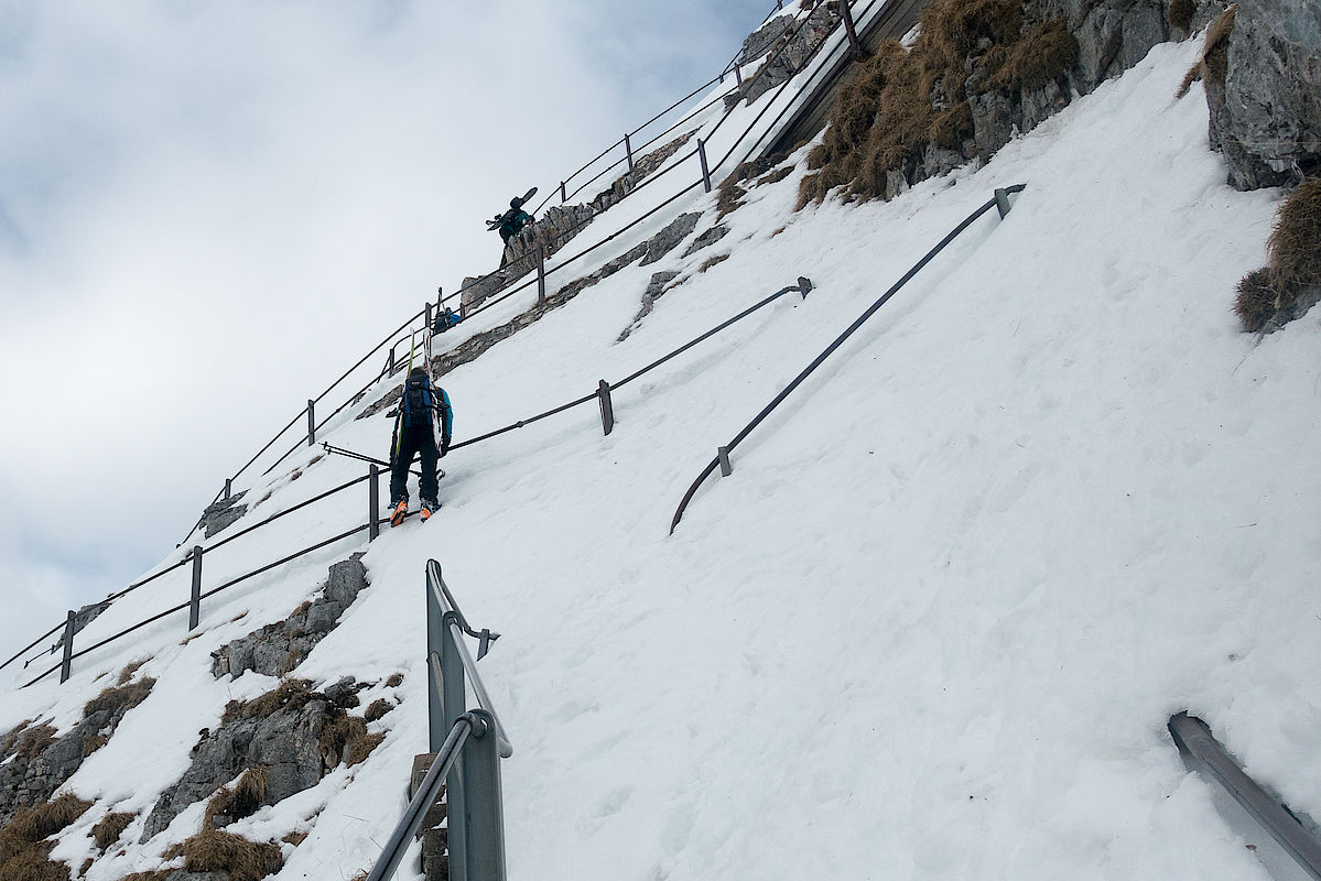 Die meiste Zeit konnte man gut im Schnee stapfen und musste nur über die Geländer klettern.