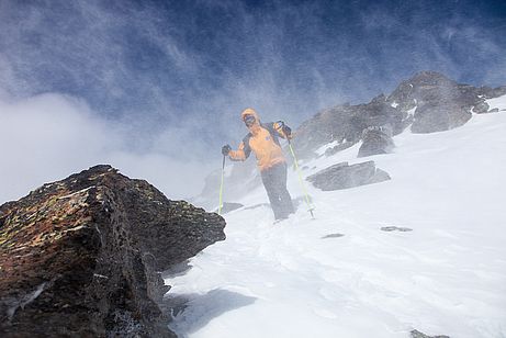 Sturm, Schneefall und Kälte sind die Feinde jedes Fellklebers. Mit Haftpads, Skifix oder Kabelbinder lassen sich die Felle dann wieder mit den Ski verbinden Sturm, Schneefall und Kälte sind die Feinde jedes Fellklebers. Mit Haftpads, Skifix oder Kabelbinder lassen sich die Felle dann wieder mit den Ski verbinden