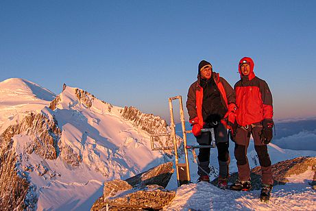 Mehrschichtige Bekleidung lässt sich flexibel an stark schwankende Temperaturen anpassen. Mehrschichtige Bekleidung lässt sich flexibel an stark schwankende Temperaturen anpassen.