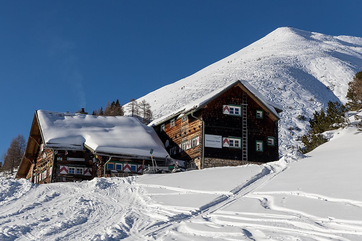 Die Südwiener Hütte mit dem Hausberg - dem Spirzinger