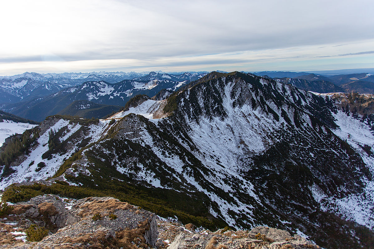 Blick vom Gipfel der Aiplspitze nach Westen ins Spitzingseegebiet