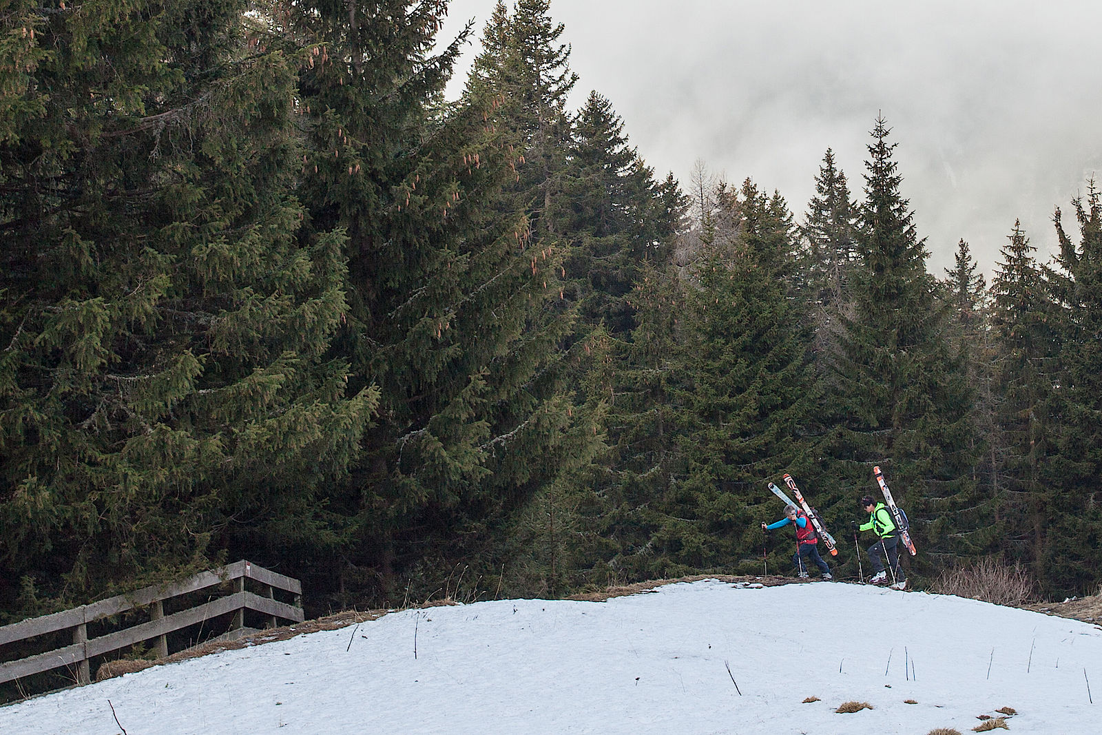 Ski tragen ist bei Frühjahrsskitouren keine Seltenheit.