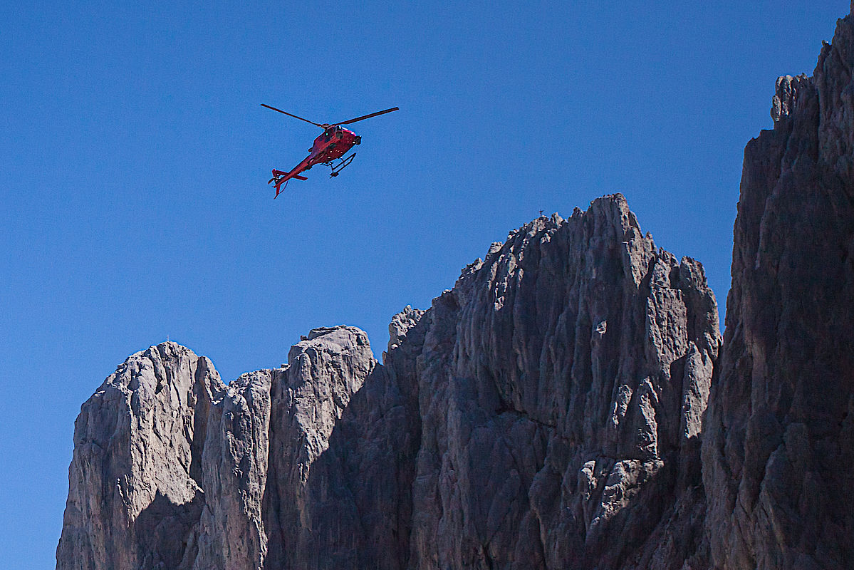 Ein Hubschrauberflug im Gebirge ist oft ein Fall für die Versicherung