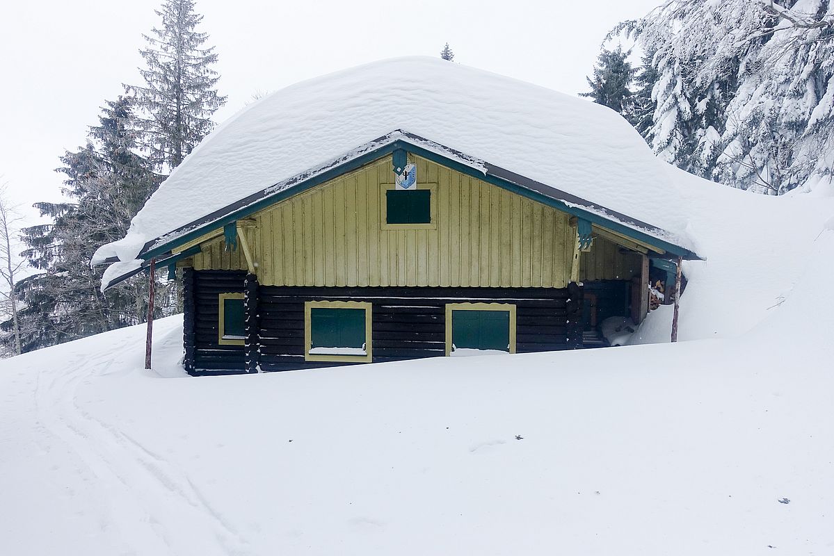Enorm viel Schnee in den Nordhängen über der Doaglalm.