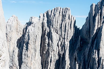 Die stark gegliederte Westwand des Hauptgipfels, links der Bildmitte der Mittelgipfel, ganz links Nordgipfel. Die stark gegliederte Westwand des Hauptgipfels, links der Bildmitte der Mittelgipfel, ganz links Nordgipfel.