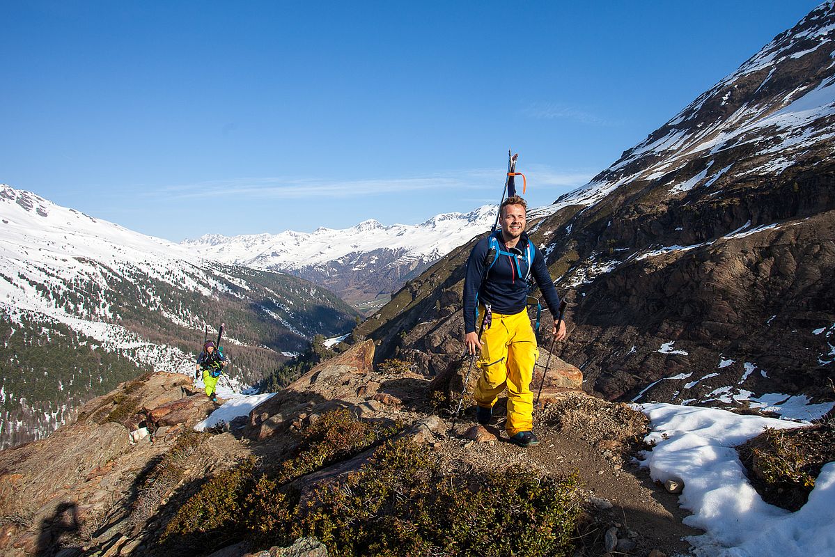 Aufstieg entlang der Moräne mit Ski am Rücken, um keine Harscheisen anlegen zu müssen.