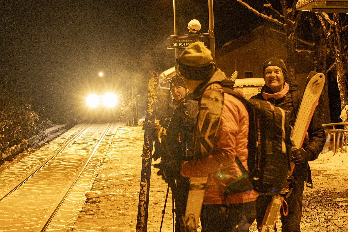 Als der Zug in Geitau einfährt ist es bereits dunkel