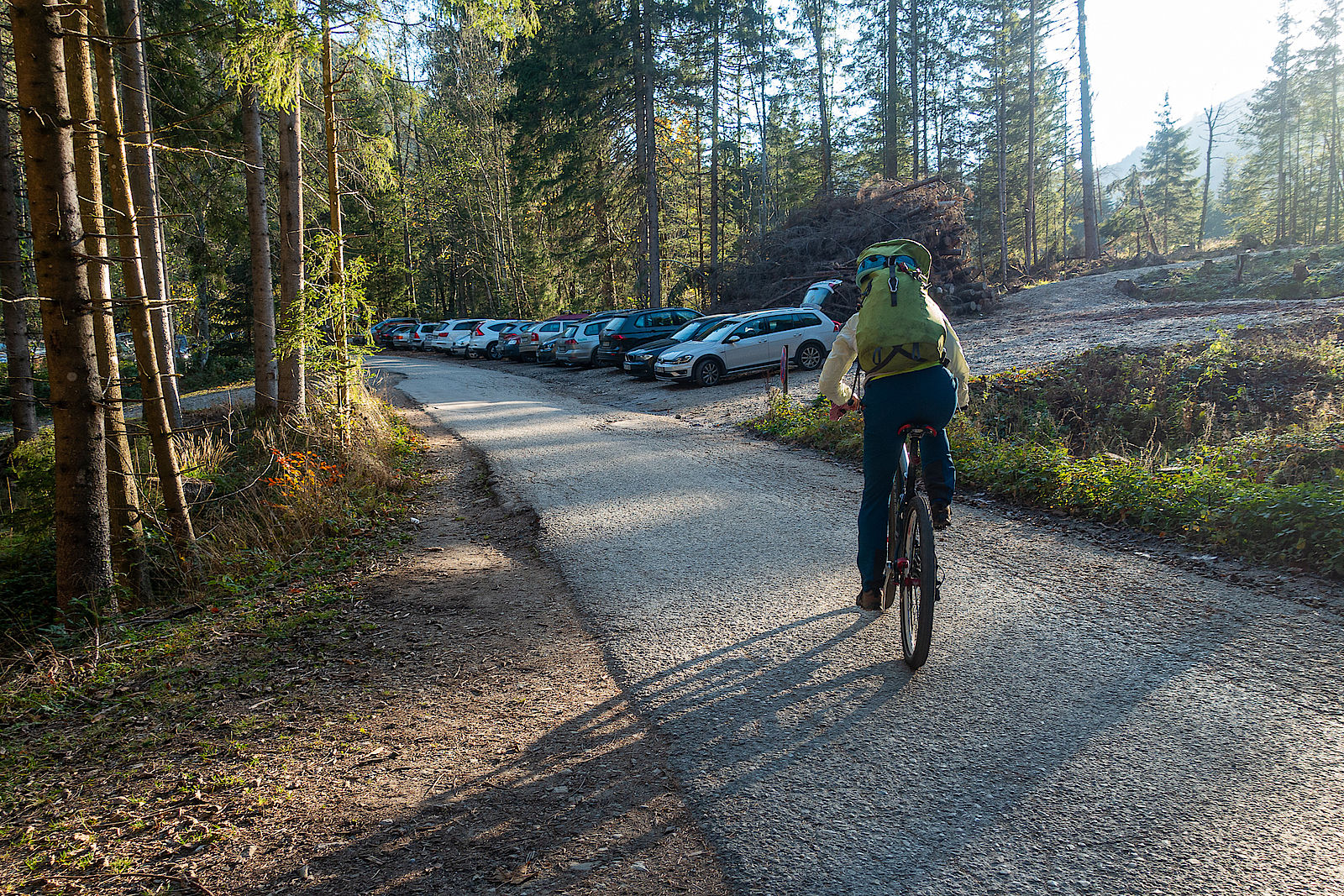 Ab bereits ziemlich gefüllten Parkplatz Jenbachtal