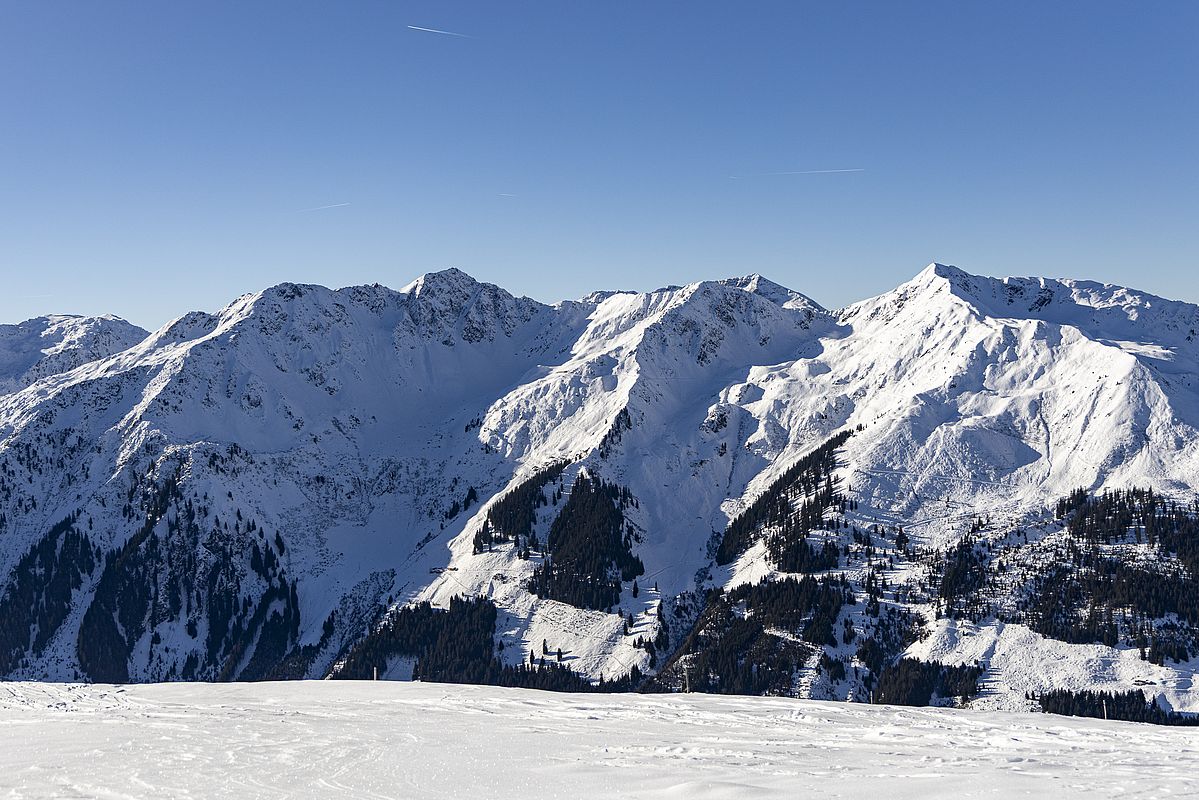 Blick vom Gipfel zum Großen und Kleinen Beil und zum Lempersberg