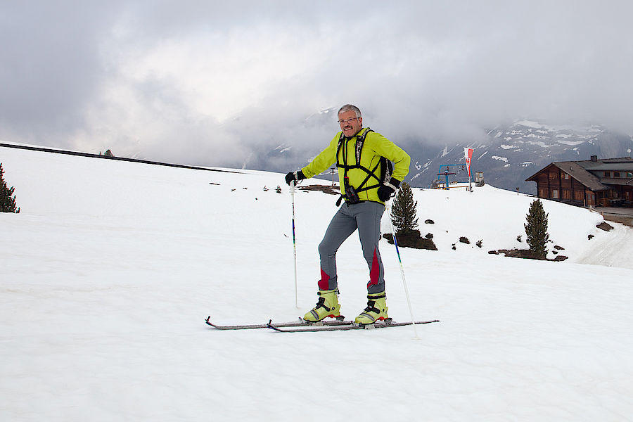 Sepp Thöni vom Langtaufererhof vor der Masebenhütte im Aufstieg zur Mitterlochspitze