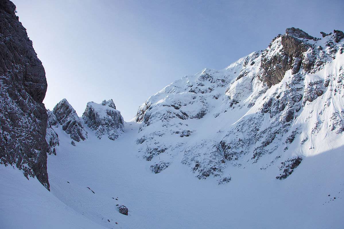 Blick ins winterliche Zwieselkar Windgepresster Schnee am Ausstieg in die Scharte