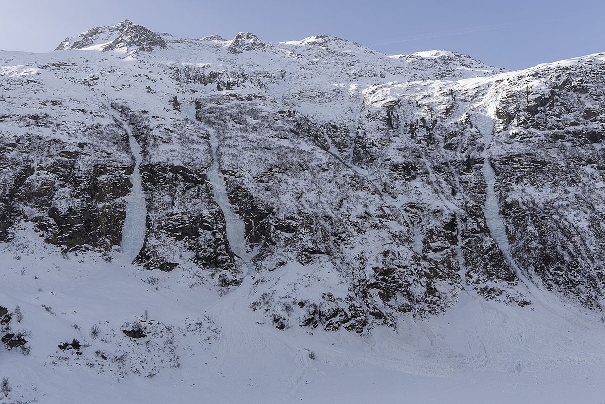 Die Eisfälle auf der Nordseite des Tales