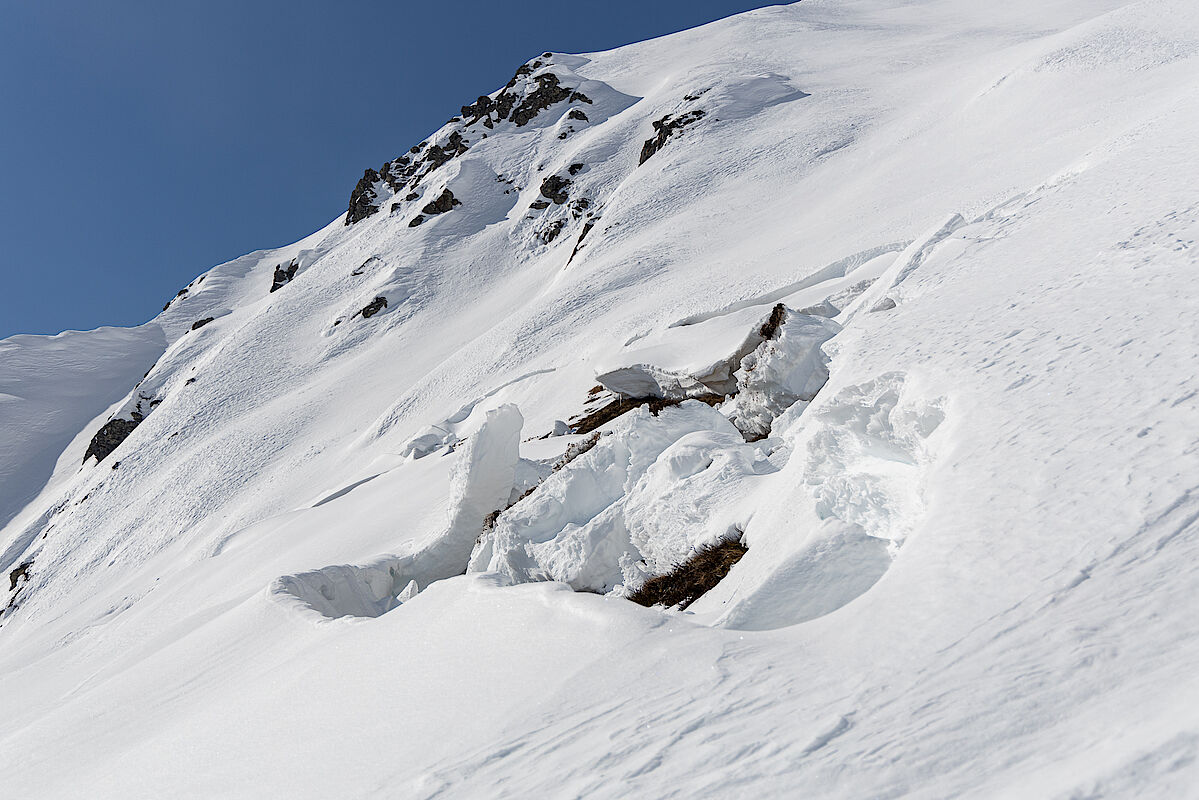 Zwischen 2000 und 2200 m sind einige Gleitschneemäuler zu sehen.