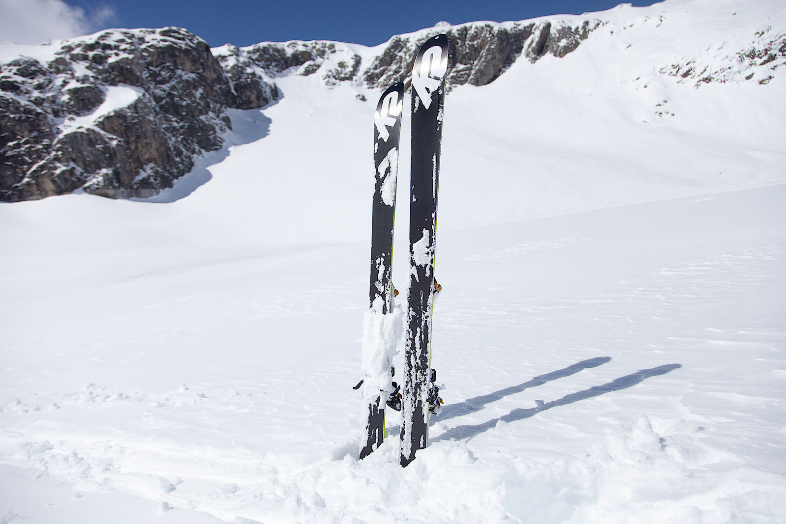 Nochmal frisches Wachs auftragen, wenn die Ski im klebrigen Frühjahrs-Neuschnee anstollen.