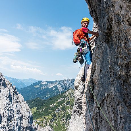 Die Querung aus der Nische in der ersten "richtigen" Seillänge der Route. Die Querung aus der Nische in der ersten "richtigen" Seillänge der Route.
