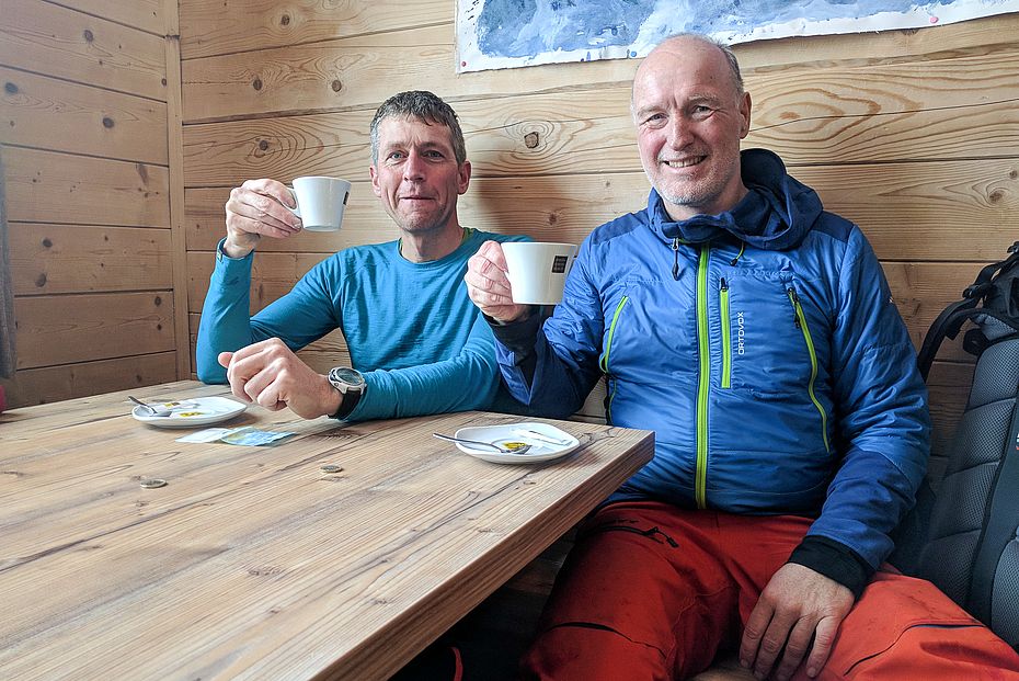 Kaffeepause am Gasthaus Maseben. Kaffeepause am Gasthaus Maseben.