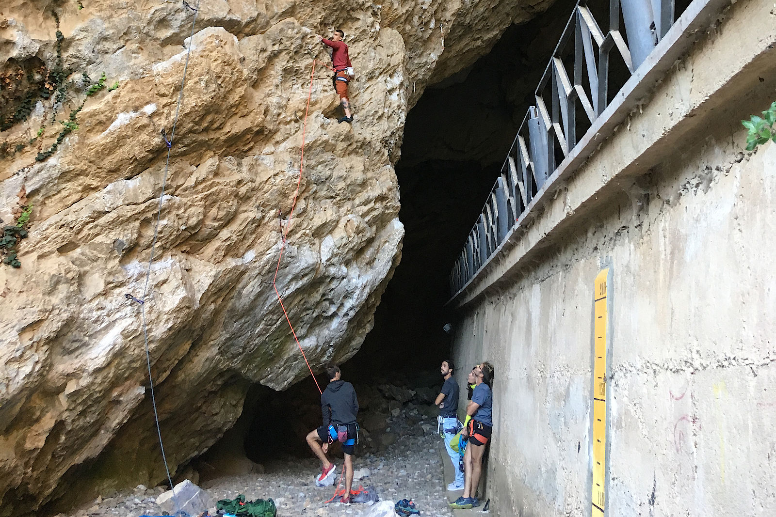 Klettern in der Grotta di San Giovanni