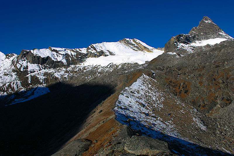 Der Yalung-Ri ist der Schneegipfel in Bildmitte - die namenlose Felspyramide rechts ist 10m niedriger.